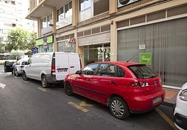 Turismos aparcados este verano en una zona de carga y descarga de Murcia.