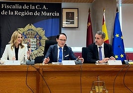 La consejera Marisa López Aragón; el fiscal superior de la Comunidad, José Luis Díaz Manzanera; y el fiscal de Sala de Seguridad y Salud en el Trabajo, Ángel Javier Muñoz, este miércoles en la Ciudad de la Justicia de Murcia.