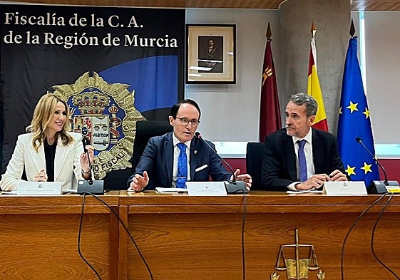La consejera Marisa López Aragón; el fiscal superior de la Comunidad, José Luis Díaz Manzanera; y el fiscal de Sala de Seguridad y Salud en el Trabajo, Ángel Javier Muñoz, este miércoles en la Ciudad de la Justicia de Murcia.