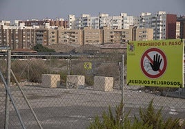 Terrenos contaminados de El Hondón, con los bloques de viviendas al fondo.