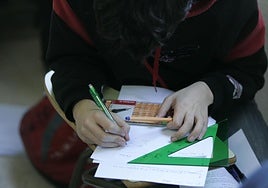 Un estudiante en clase de Matemáticas en el IES El Bohío.