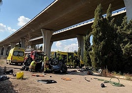 Efectivos de emergencias trabajan en el rescate de los ocupantes atrapados.