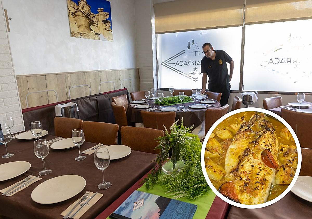 Servicio atento. Un camarero prepara las mesas en el salón; a la derecha, asado de lubina.