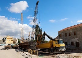 Maquinaria pesada en las obras de soterramiento del AVE en el centro de la ciudad.