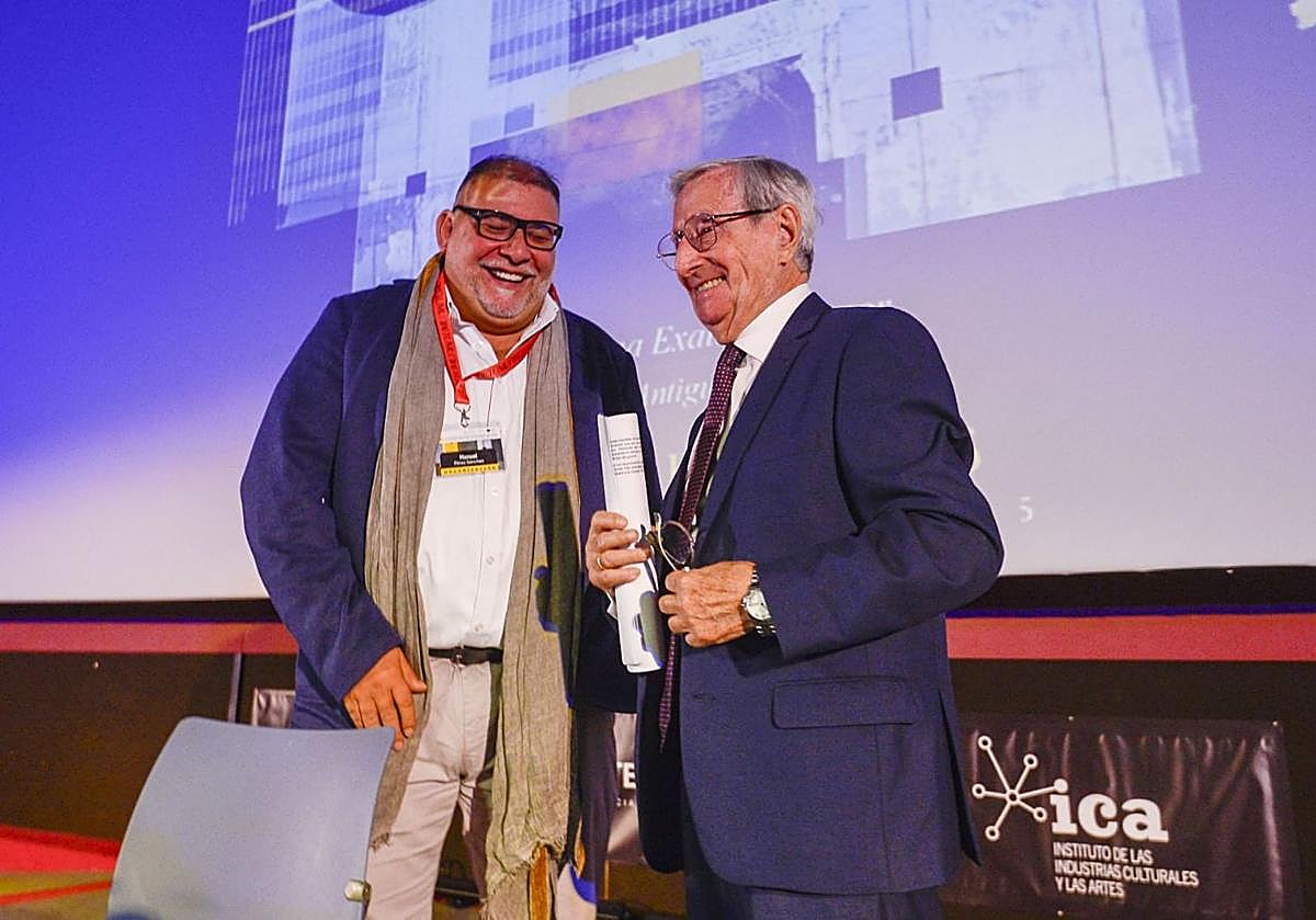 Manuel Pérez Sánchez, profesor titular de Historia del Arte en la Universidad de Murcia, con el catedrático Cristóbal Belda, este martes, en la Filmoteca Regional.