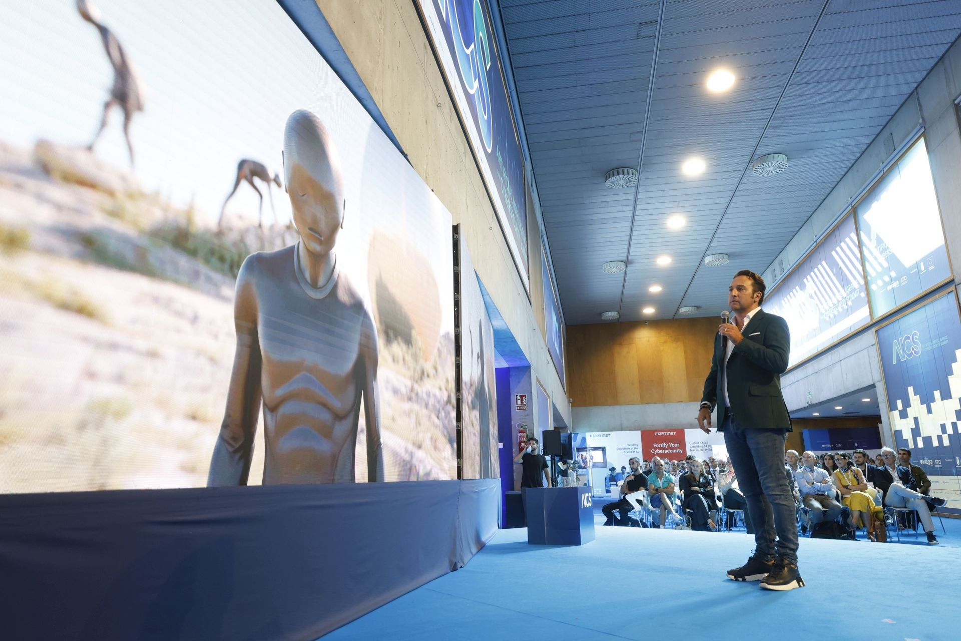 Las imágenes de Iker Jiménez en la &#039;Summit IA &amp; Ciberseguridad&#039; celebrada en Murcia