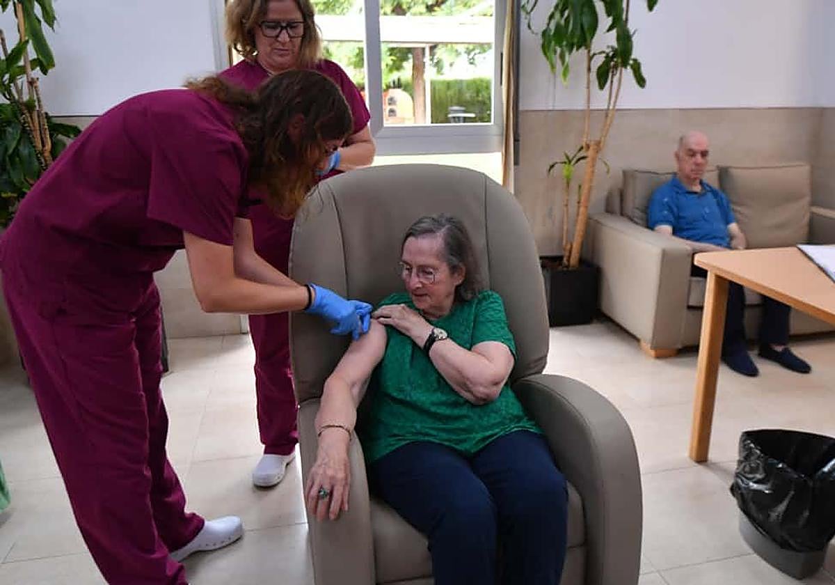 Una enfermera administra la vacuna frente al virus respiratorio sincitial a una usuaria de la residencia Virgen del Valle de El Palmar, este miércoles.