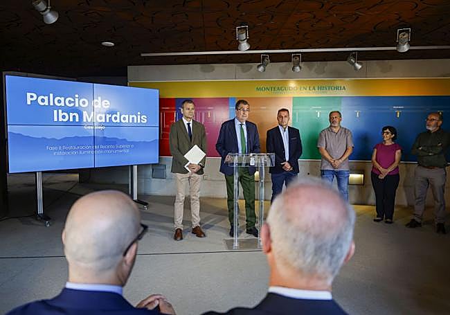 El alcalde Ballesta interviene durante la presentación del proyecto.