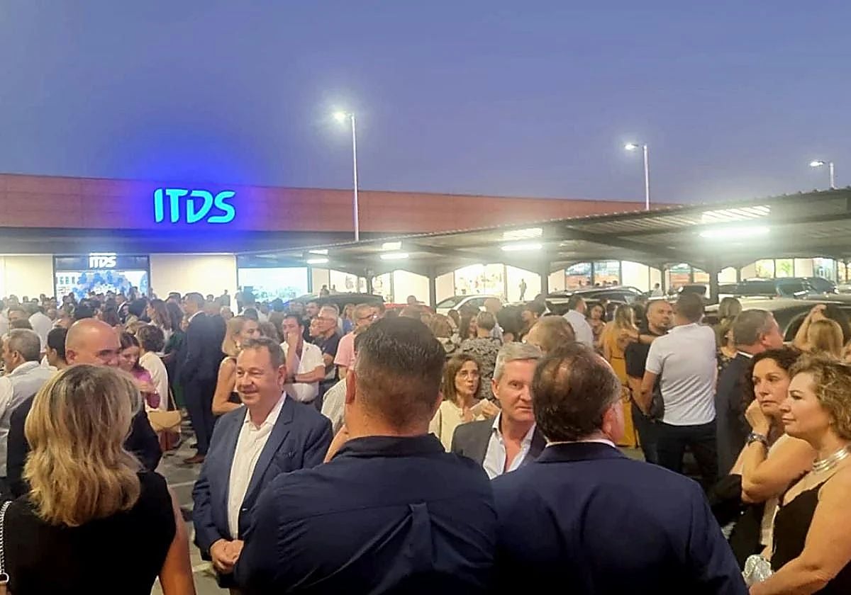 Asistentes a la inauguración del centro comercial Los Olivos, el pasado 12 de septiembre.