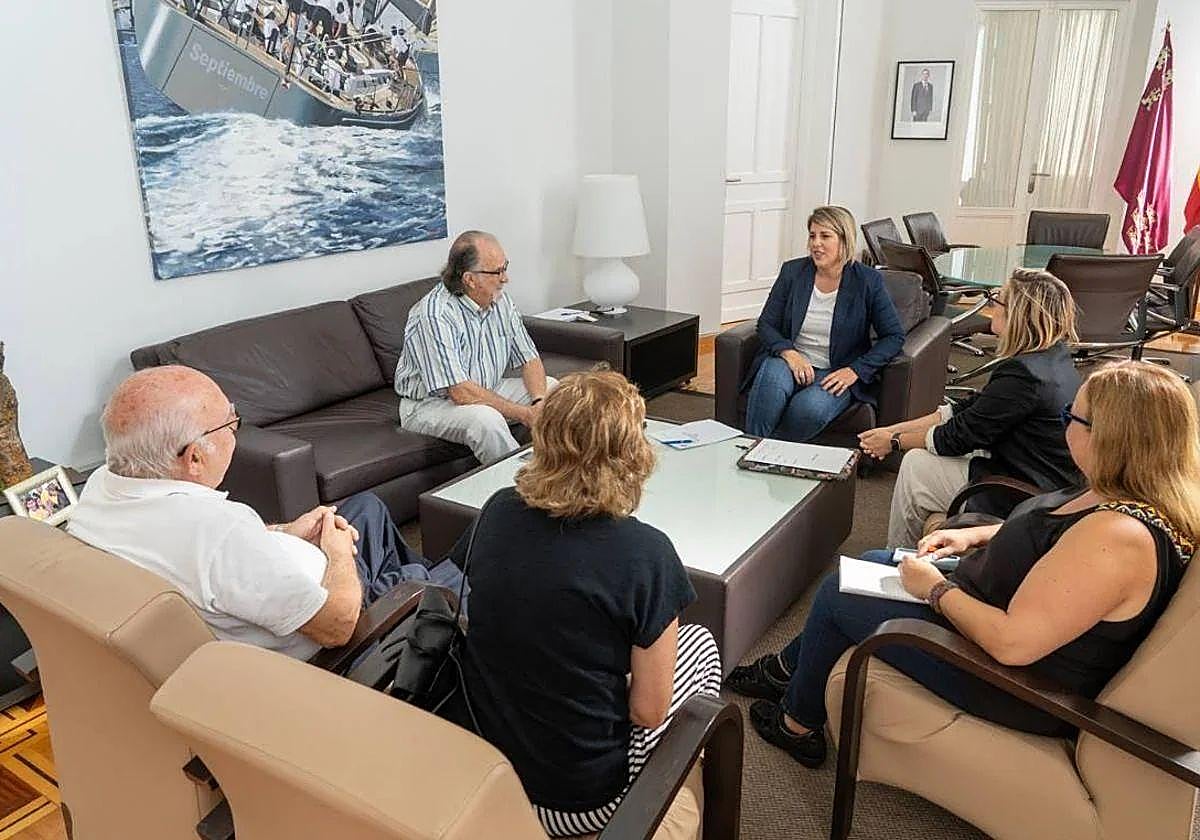 Imagen de archivo de la reunión de Noelia Arroyo con representantes de la Asociación de Esclerosis Múltiple de Cartagena en noviembre de 2023.