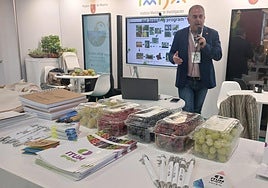 Presentación de una de las investigaciones del IMIDA en su estand de Fruit Attraction