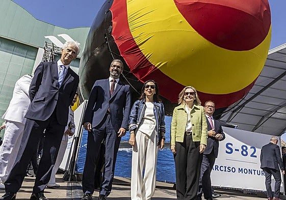 La puesta a flote del submarino S-82 'Narciso Monturiol', en imágenes