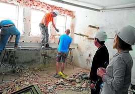 La alcaldesa Severa González (derecha), en una visita a las obras.