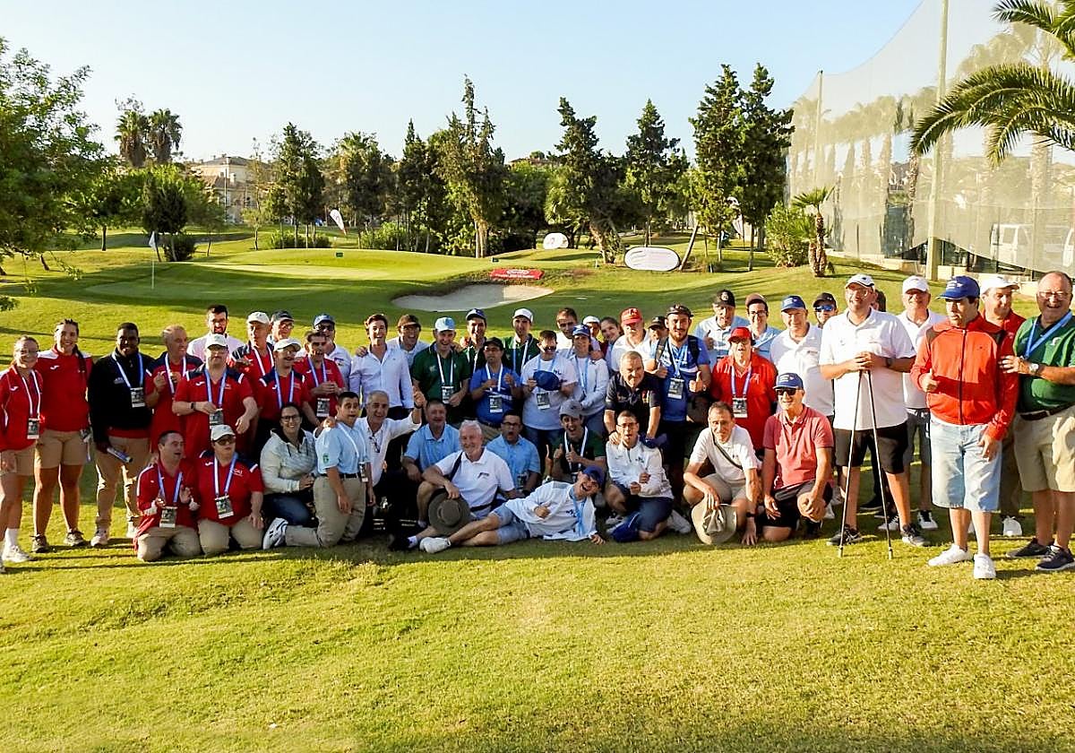Foto de familia con algunos de los participantes en el campeonato, al lado de sus acompañantes y organización.