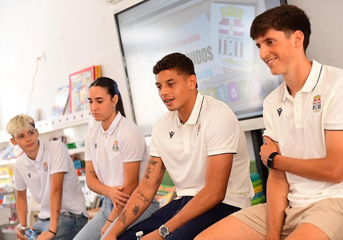 Pau, Nerea, Lucho García y Fidalgo, ayer en el CEIP Atalaya.