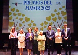 Foto de familia de galardonados y autoridades en los 'Premios Mayores 2025'.