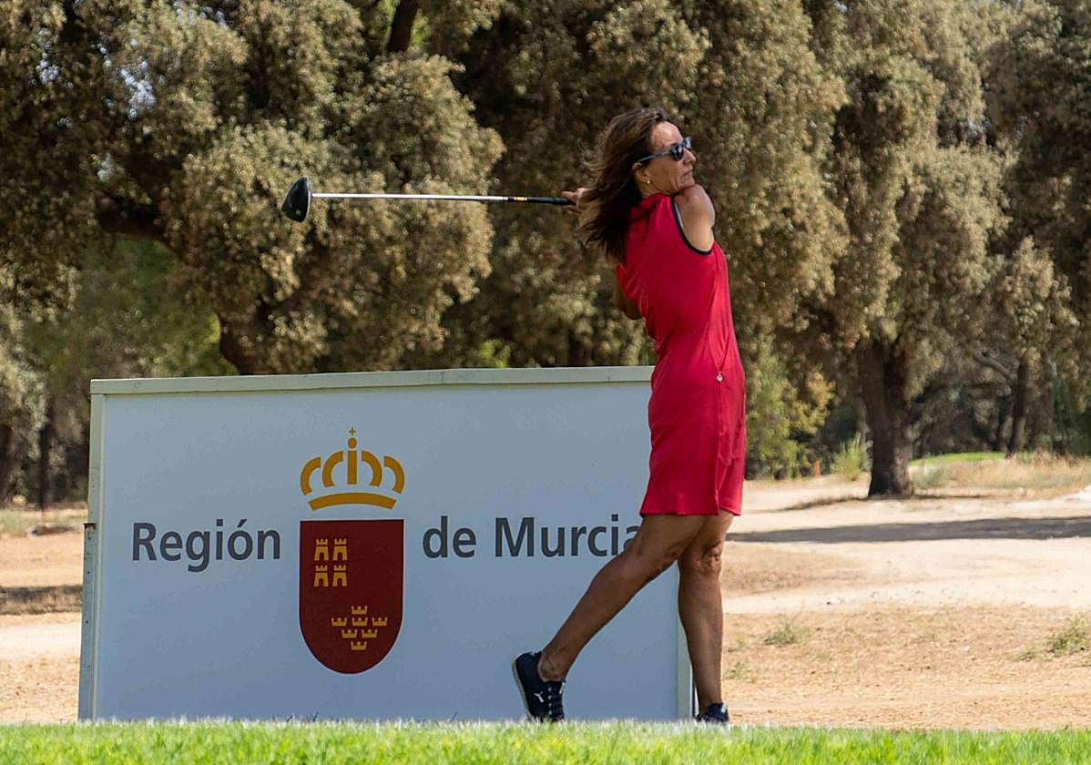 Una jugadora en el 'tee' de salida.