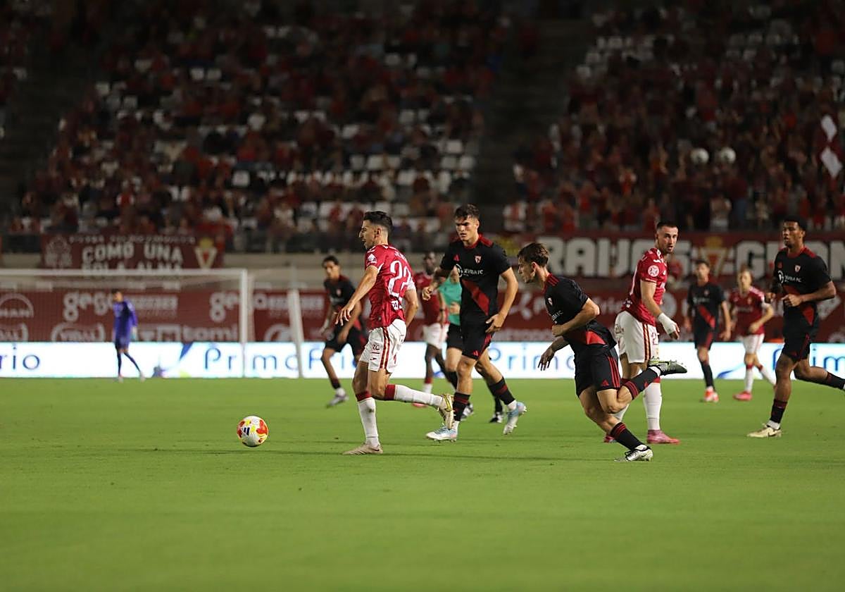 Juan Carlos Real conduce el balón.