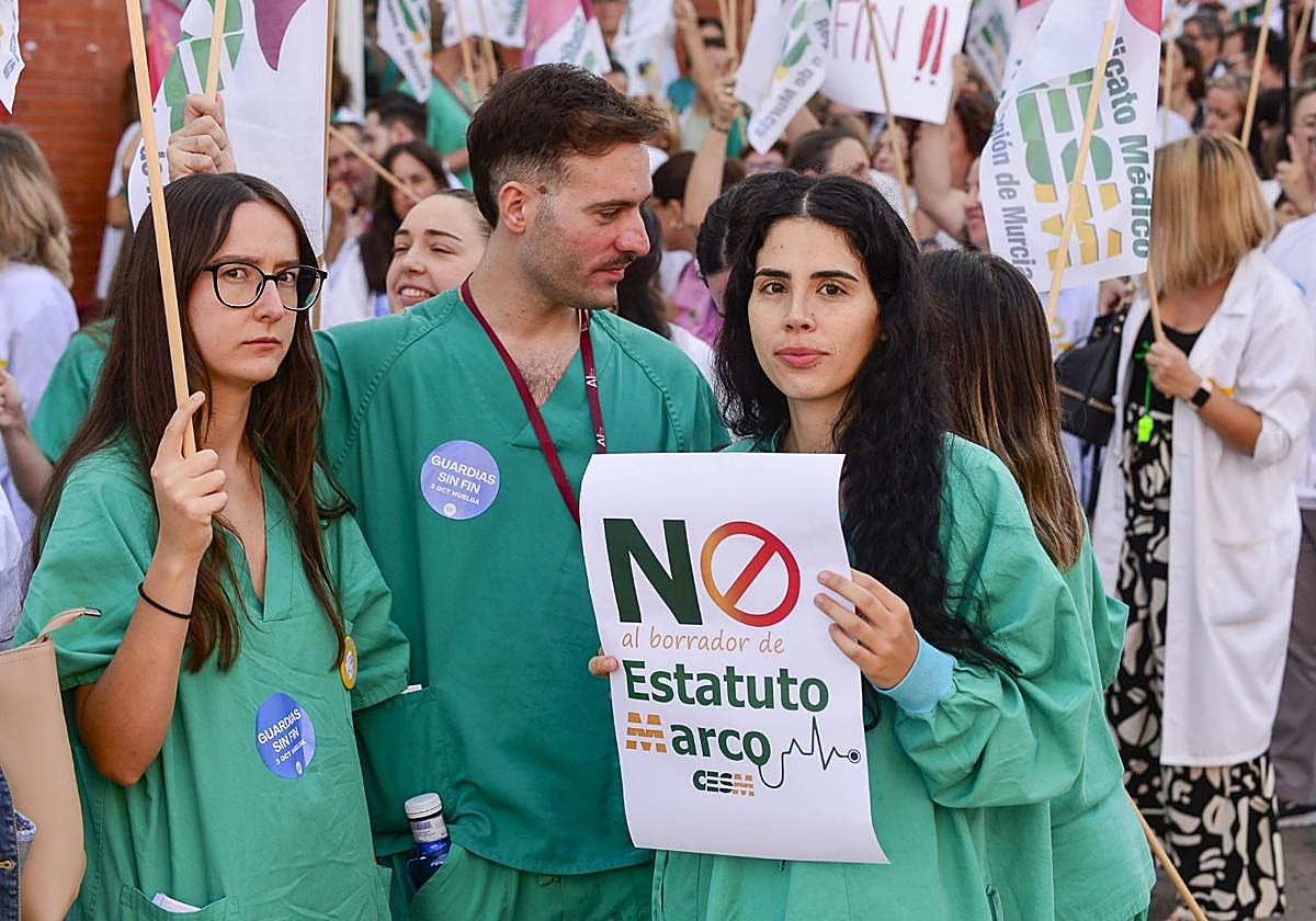 Concentración de médicos, este viernes por la mañana, en el hospital Virgen de la Arrixaca.