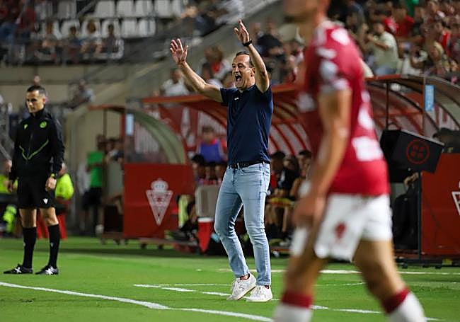 Joseba Etxeberria protesta una acción del partido.