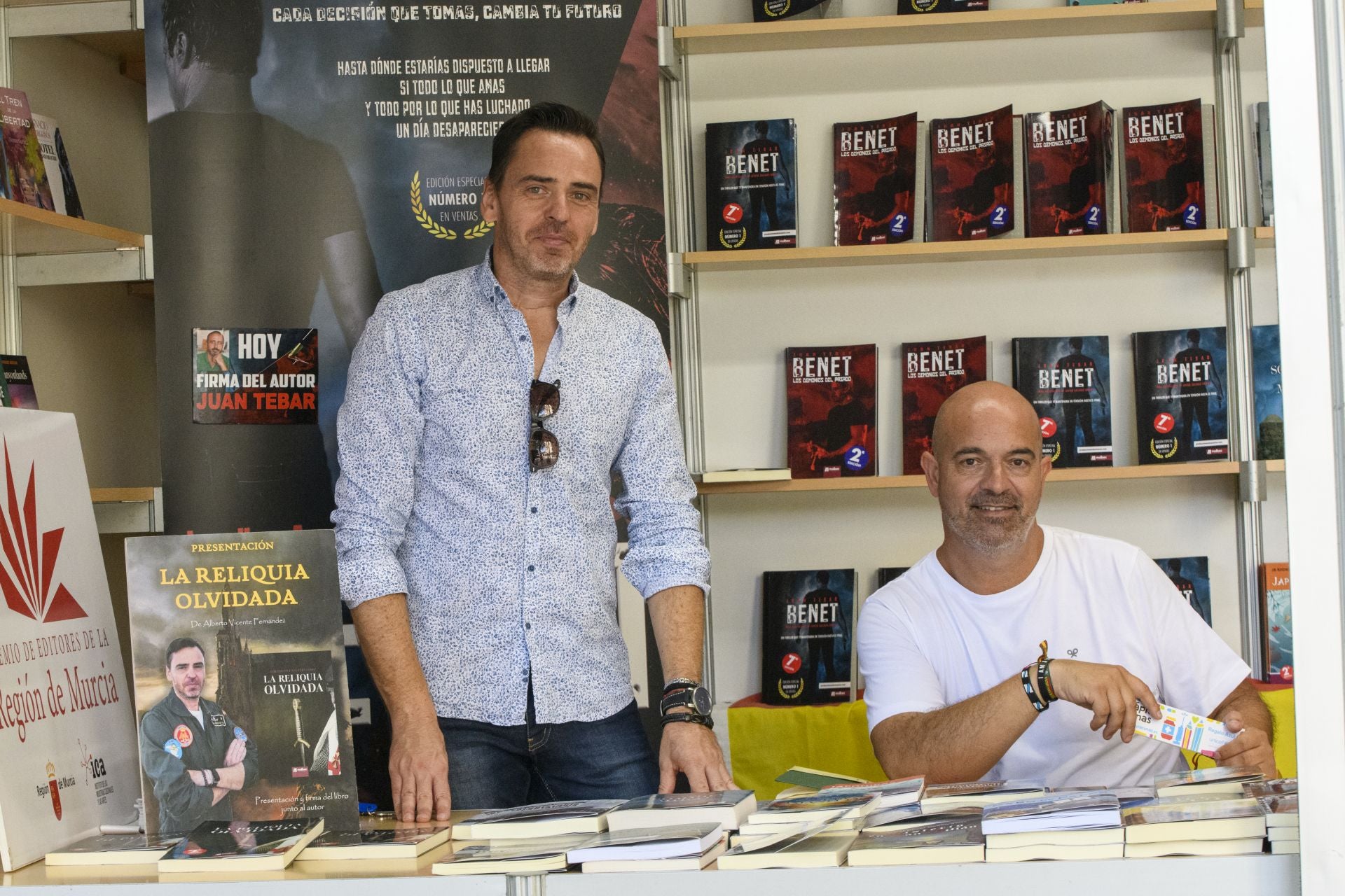 En imágenes, la Feria del Libro de Murcia: aperitivo entre libros en Alfonso X