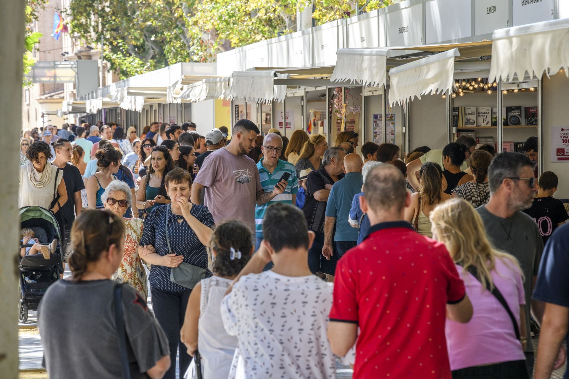En imágenes, la Feria del Libro de Murcia: aperitivo entre libros en Alfonso X