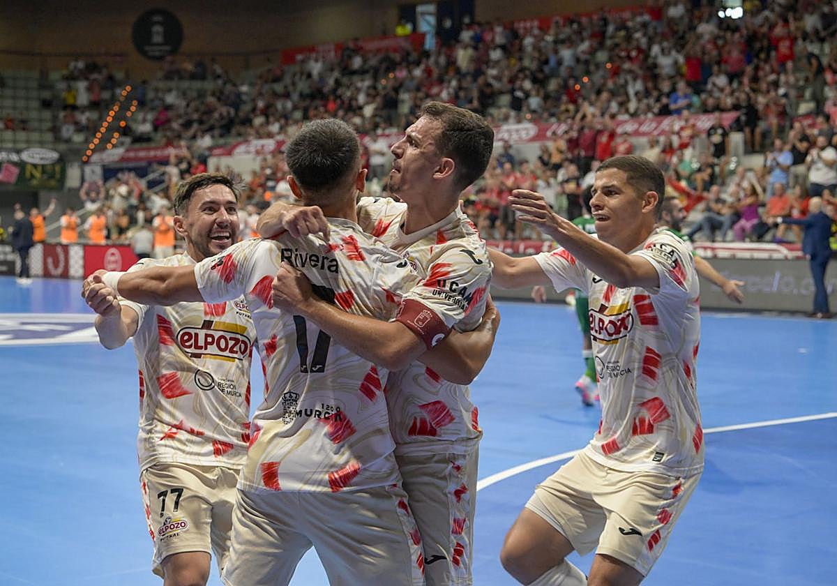 Los jugadores de ElPozo celebran uno de los cinco goles en el Clásico ante Movistar Inter.