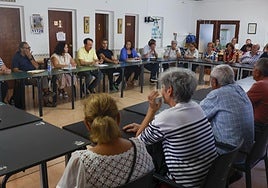 Los vecinos en la reunión para constituir la plataforma.