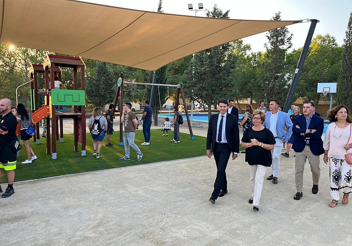 Autoridades municipales, durante la inauguración del parque.