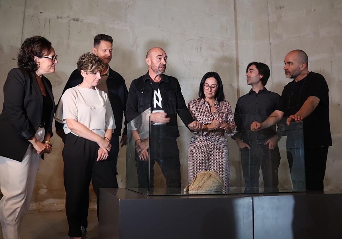 El artista Lidó Rico (en el centro), durante la presentación del proyecto de la Iglesia Vieja.