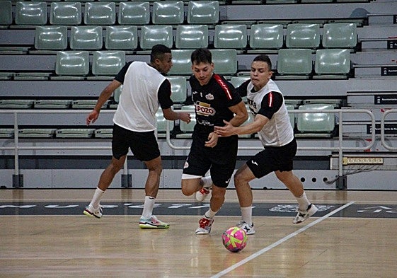 Ricardo supera a Ligeiro y Bruno durante una sesión.
