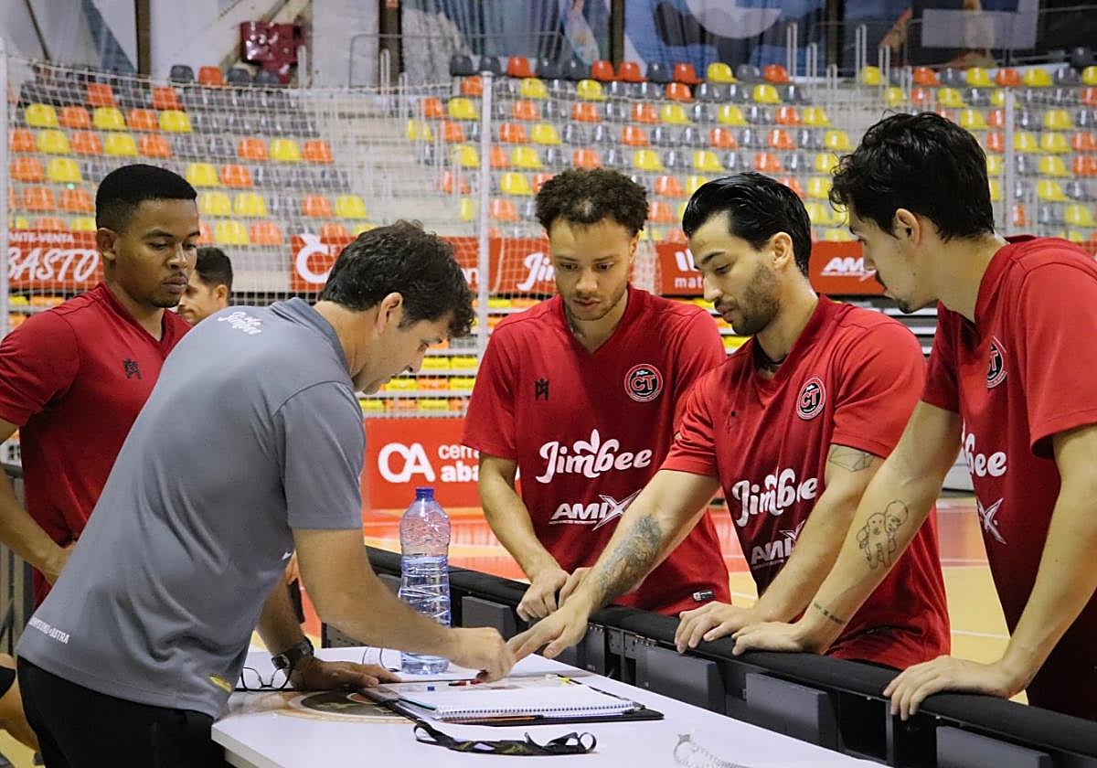 Duda charla con Osamanmusa, Juninho, Waltinho y Motta, en el entrenamiento de ayer.