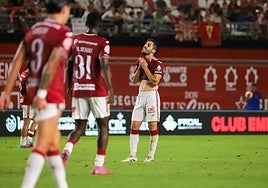 Moyita, centrocampista del Real Murcia, se lamenta tras una ocasión fallada por su equipo ante el Sevilla Atlético.