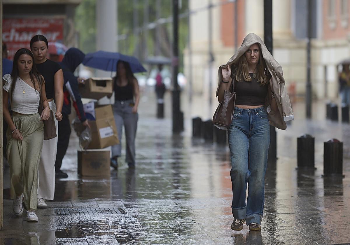 Lluvia en el centro de Murcia, esta semana.