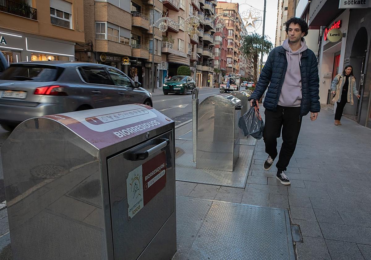 Contenedor marrón en Lorca en una imagen de archivo.