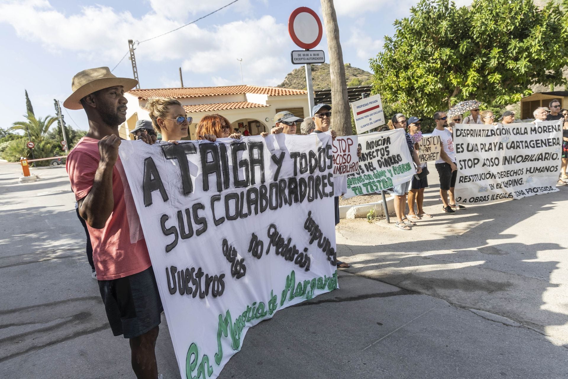 La concentración de vecinos y amigos de Margaret en el camping de El Portús, en imágenes
