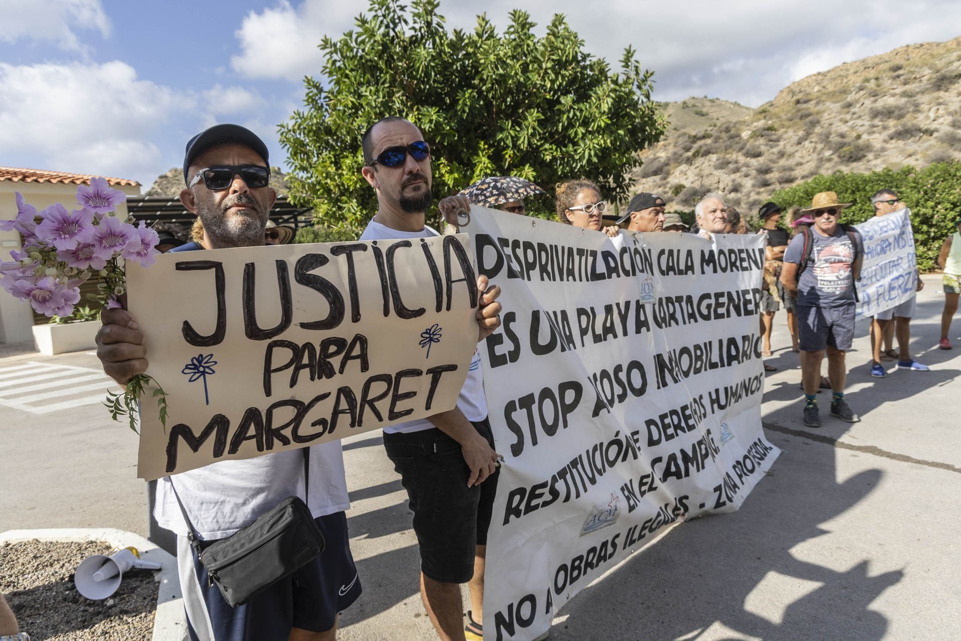 La concentración de vecinos y amigos de Margaret en el camping de El Portús, en imágenes