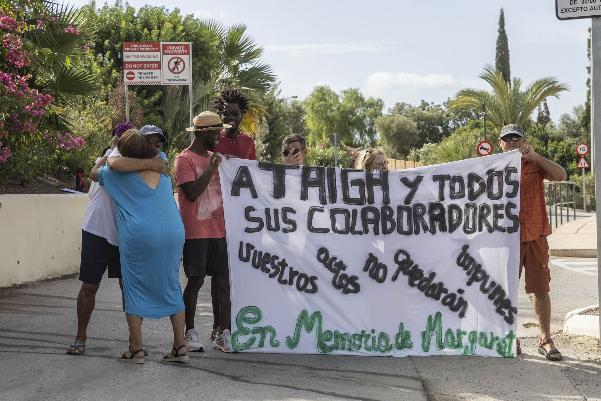 La concentración de vecinos y amigos de Margaret en el camping de El Portús, en imágenes