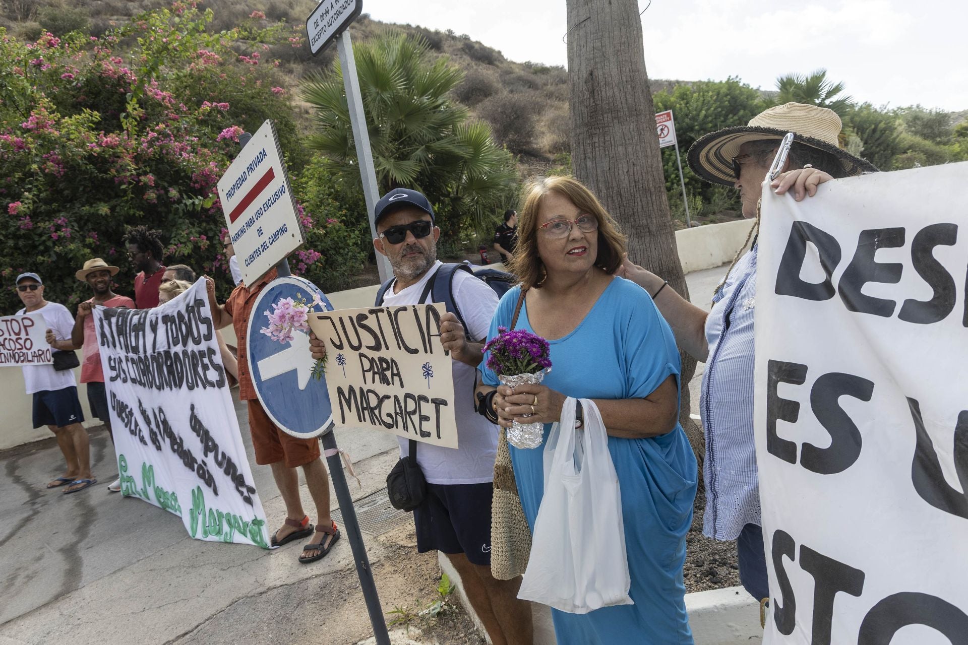 La concentración de vecinos y amigos de Margaret en el camping de El Portús, en imágenes