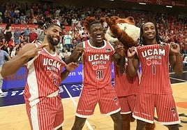 Dejulius, Ennis y Forrest, este domingo, celebrando la victoria.
