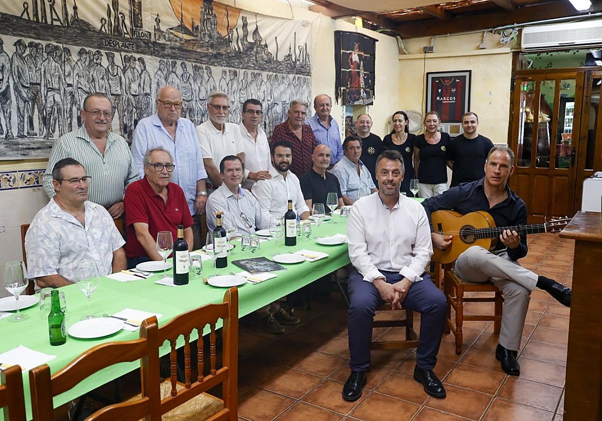 En primer plano, Paco Severo y Juan Martínez 'El Mergo'. Sentados, Paco 'El Mone', Pepe Cros, Salvador Pérez, Joaquín Zapata, Julio García, Juan Carlos Pérez. De pie, Antonio García, Alfonso Martínez, Paco Luna, Enrique López, Doctor Planillas, autor del artículo, Paco Padilla, María Elena Segura, Eva Segura y Paco Padilla, de Bodegas Lloret.