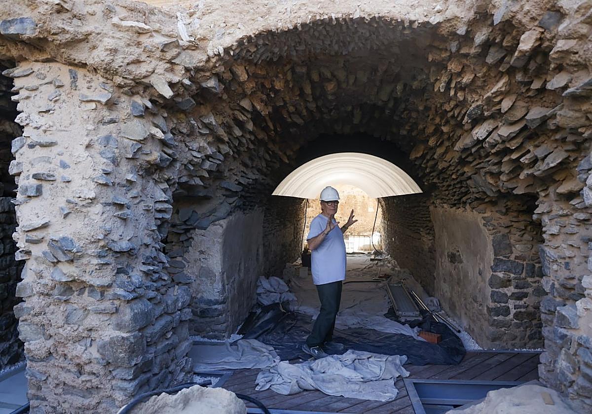 Interior de las estancias abovedadas del Anfiteatro Romano, donde también trabajan los especialistas en la materia para su recuperación.