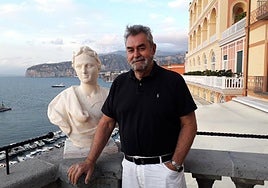 Fermín Bocos estudió Medicina y Periodismo en Barcelona. En la imagen, en el Golfo de Nápoles, en un viaje a Italia.