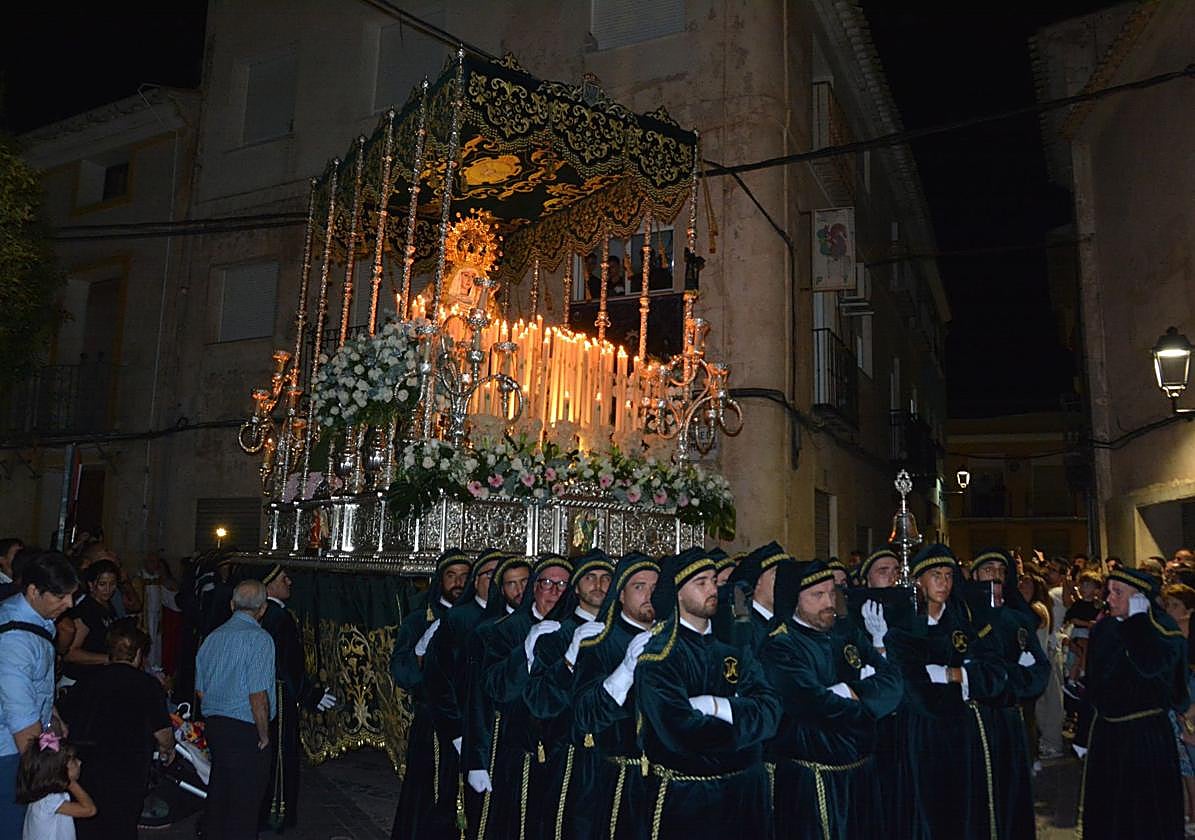 El palio de la Virgen, durante su recorrido por las calles ciezanas.