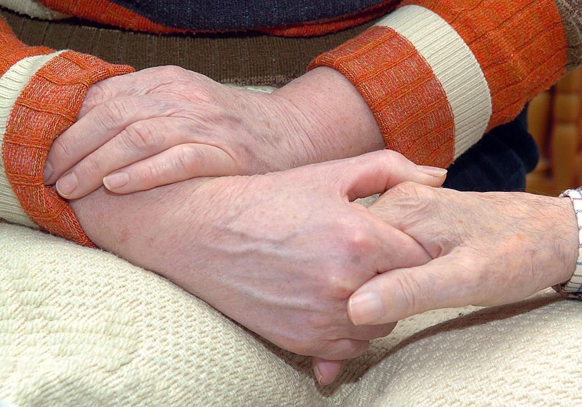 Una persona dependiente recibe cuidados en una imagen de archivo.