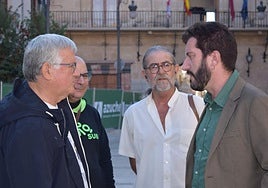 Alfonso Sánchez (izda) conversa con Víctor Egío en la plaza del Arco