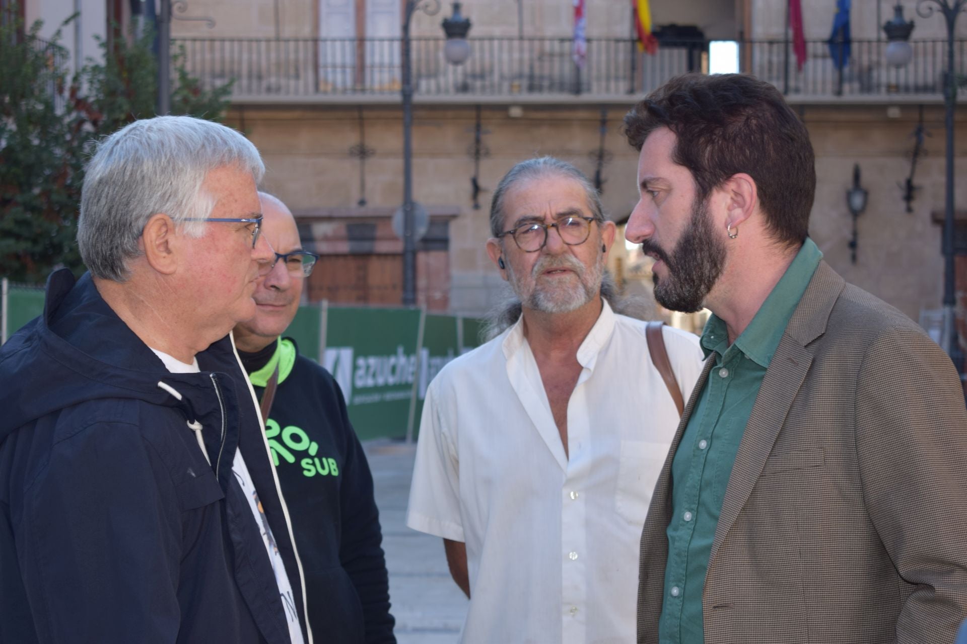 Alfonso Sánchez (izda) conversa con Víctor Egío en la plaza del Arco