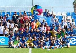 Las jugadoras del Alhama celebrando el triunfo con sus aficionados.