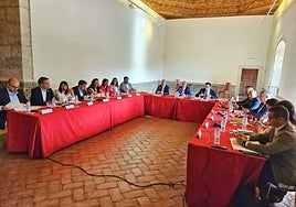José Santiago Villa, (2º izda) durante la asamblea en Pastrana.