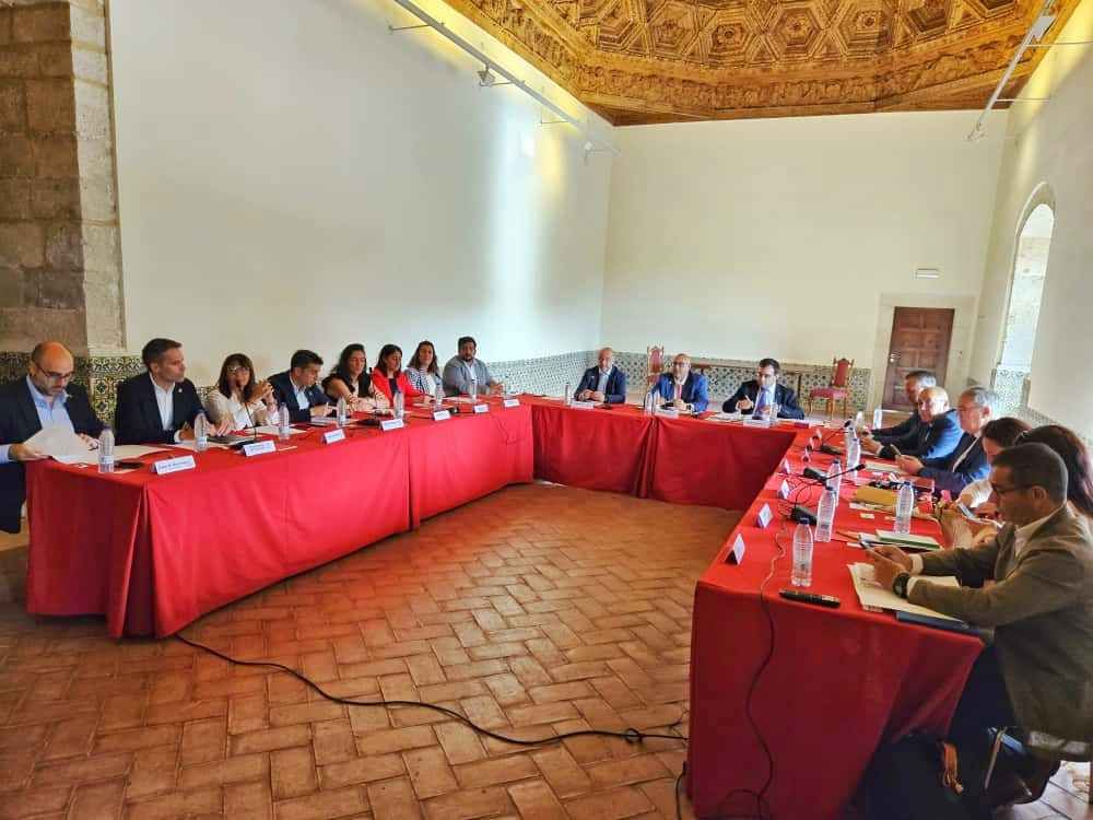José Santiago Villa, (2º izda) durante la asamblea en Pastrana.